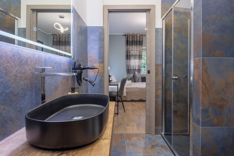 Superior Triple Room | Bathroom | Hair dryer, towels, soap, shampoo