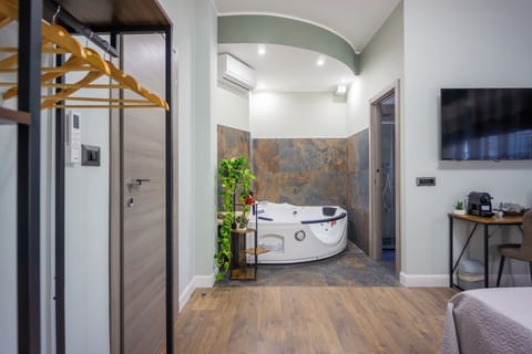 Suite | Private spa tub