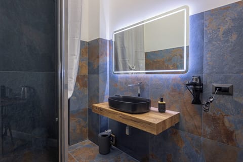 Superior Triple Room | Bathroom | Hair dryer, towels, soap, shampoo