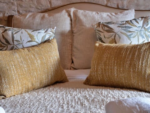 Cushion, Linens, Throw Pillow, Textile, Pillow, Bedding, Bed Sheet, Bedroom, Brown, Duvet