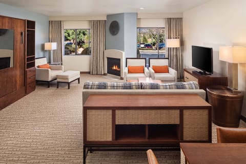 Junior Suite, 1 Queen Bed | Premium bedding, down comforters, pillowtop beds, in-room safe