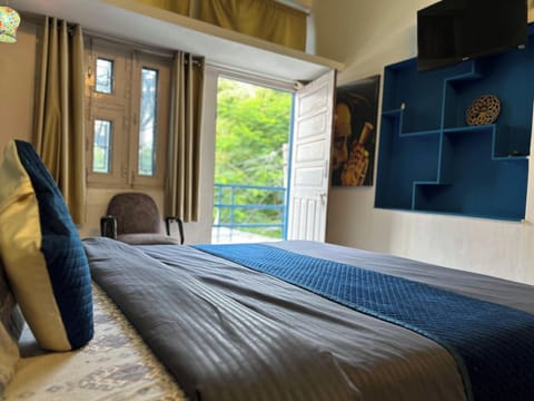 Signature Room | Individually decorated, individually furnished, free WiFi, bed sheets