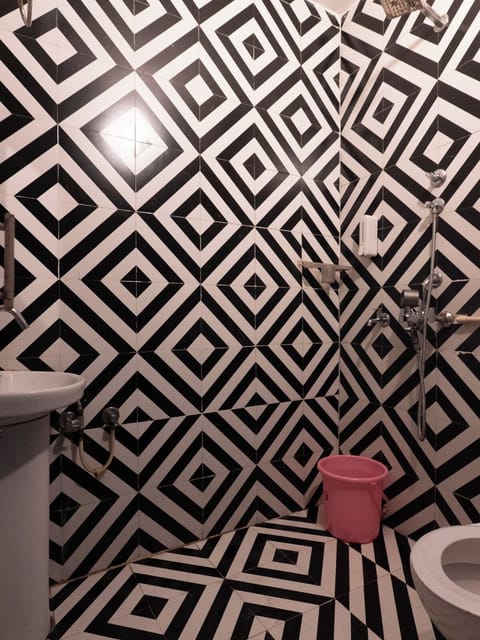 Classic Room | Bathroom | Shower, free toiletries, towels, soap