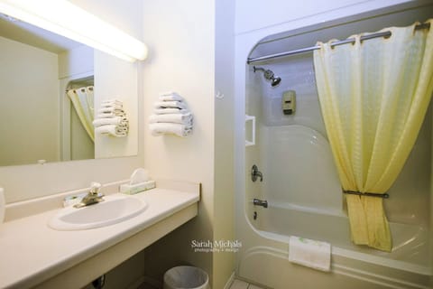 Standard Room, 1 King Bed | Bathroom | Combined shower/tub, free toiletries, hair dryer, towels