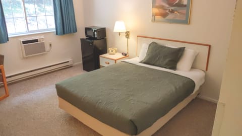 Standard Room, 1 Queen Bed | Blackout drapes, soundproofing, free WiFi, bed sheets