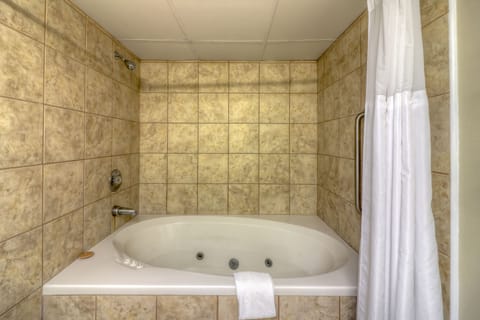 Suite, Multiple Beds, Lake View | Jetted tub