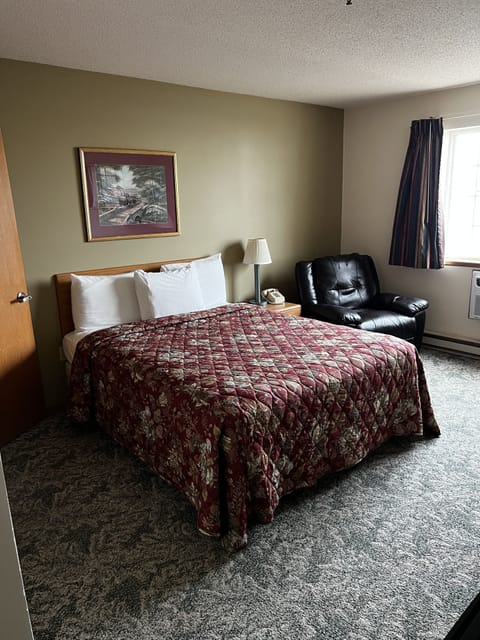 Standard Single Room, 1 Queen Bed | Individually decorated, individually furnished, desk, free WiFi