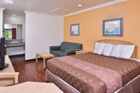 Suite, 1 King Bed, Non Smoking | Blackout drapes, iron/ironing board, free WiFi, bed sheets