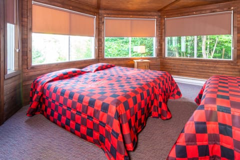 Chalet, 4 Bedrooms | Iron/ironing board, bed sheets
