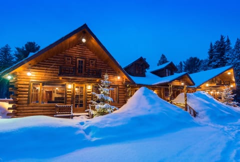 Family Chalet, 5 Bedrooms | Iron/ironing board, bed sheets