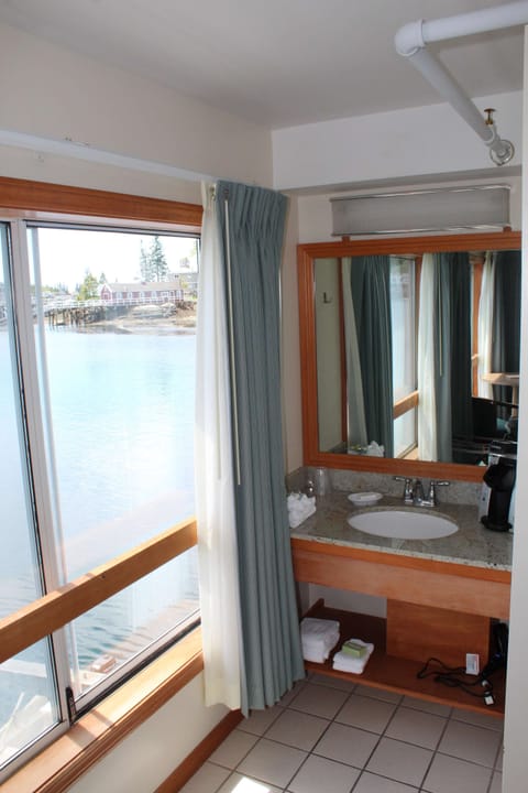 One Queen Tug Pier End | Bathroom | Combined shower/tub, free toiletries, hair dryer, towels