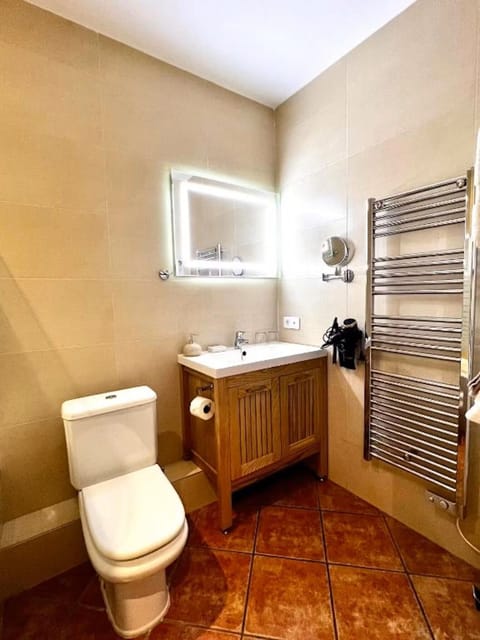 Superior Double Room, Mountain View | Bathroom | Hair dryer, towels, soap, shampoo