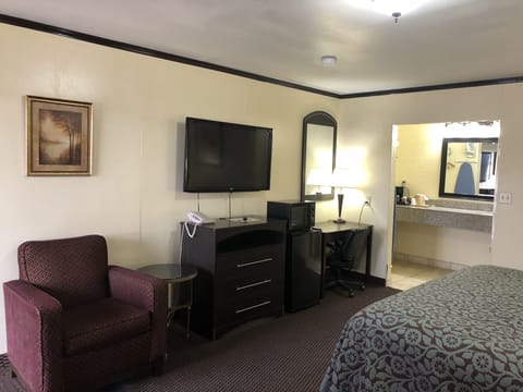 Standard Room, 1 King Bed | Individually decorated, individually furnished, desk, laptop workspace