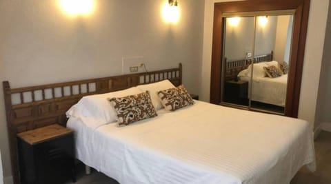 Standard Double Room | Desk, soundproofing, iron/ironing board, rollaway beds