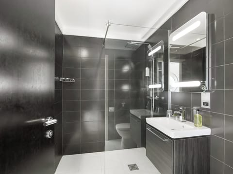 Executive Double Room | Bathroom | Shower, rainfall showerhead, hair dryer, towels