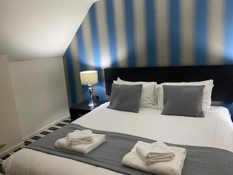 Premium bedding, in-room safe, desk, laptop workspace