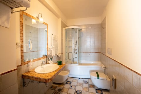 Suite | Bathroom | Free toiletries, hair dryer, bidet, towels