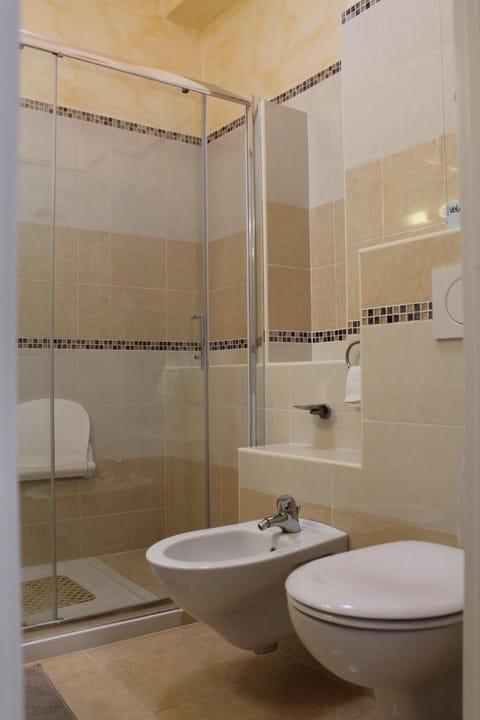 Shower, free toiletries, hair dryer, bidet