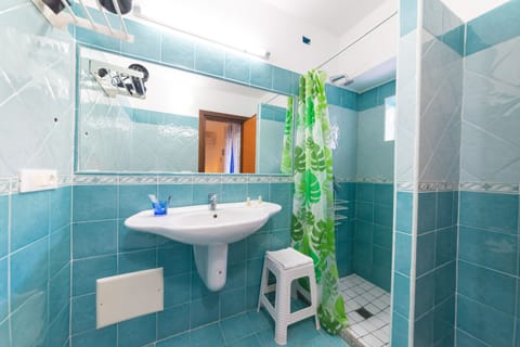 Double or Twin Room, Non Smoking, Garden View | Bathroom sink