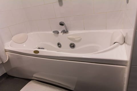 Deluxe Double Room | Jetted tub