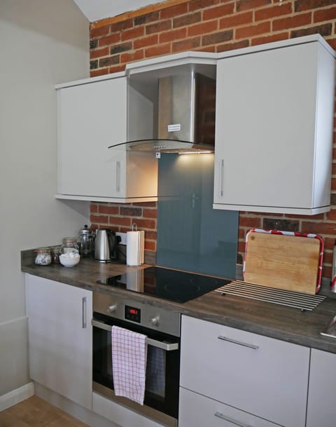 Apartment, 2 Bedrooms, Annex Building (Apartment B) | Private kitchen | Stovetop, coffee/tea maker, cookware/dishes/utensils