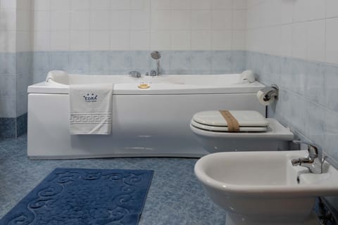 Suite, Garden View | Bathroom | Free toiletries, hair dryer, slippers, bidet