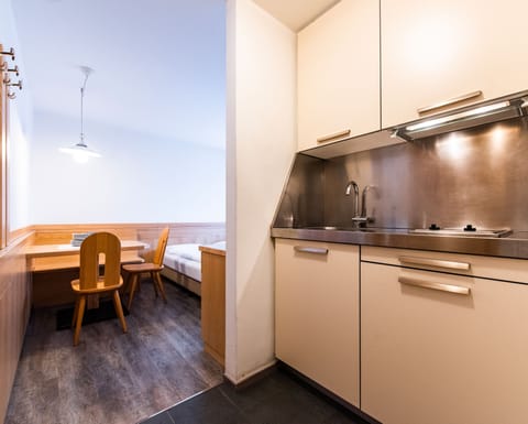 Apartment, 1 Bedroom (3 people) | Private kitchen | Stovetop, cookware/dishes/utensils