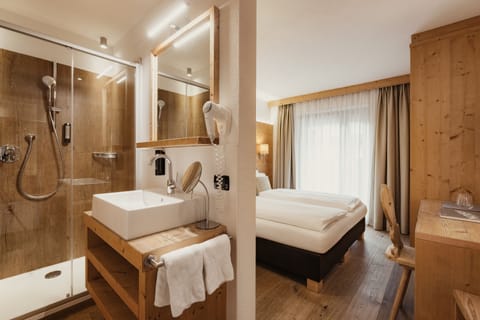 Comfort Double Room (Standard) | Bathroom | Shower, free toiletries, hair dryer, slippers