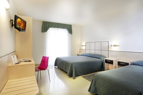 Triple Room | Minibar, in-room safe, desk, free WiFi