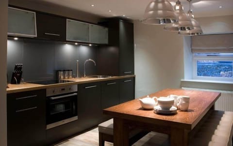 Luxury Apartment, 2 Bedrooms | Private kitchenette | Fridge, electric kettle