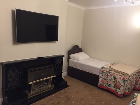 Family Suite, Ensuite | Free minibar items, iron/ironing board, free WiFi, bed sheets