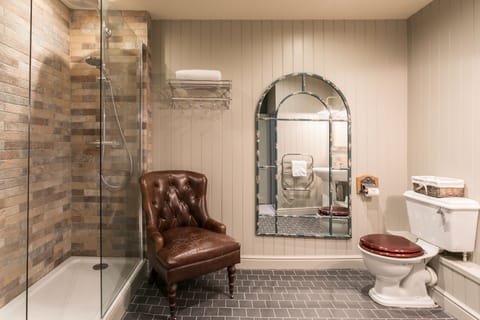 Double Room | Bathroom | Combined shower/tub, free toiletries, hair dryer, bathrobes