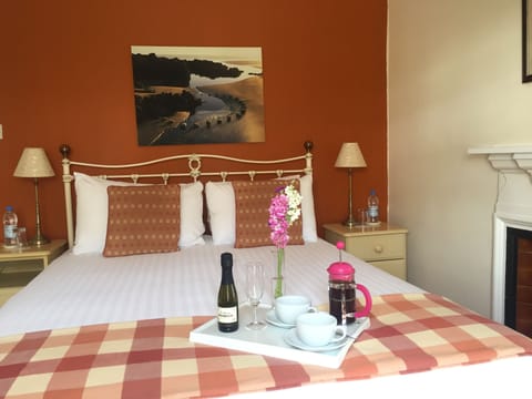 Classic Double Room, 1 King Bed, Ensuite (Room 3) | Premium bedding, iron/ironing board, free WiFi, bed sheets