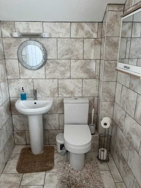 Family Quadruple Room, 1 Bedroom | Bathroom | Free toiletries, hair dryer, towels