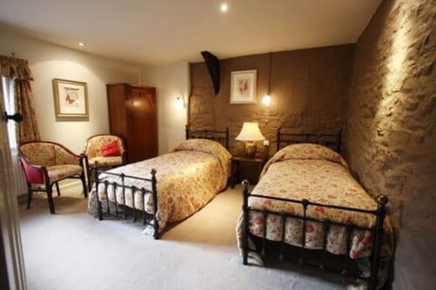 Twin Room (Widecombe) | Egyptian cotton sheets, premium bedding, pillowtop beds, desk