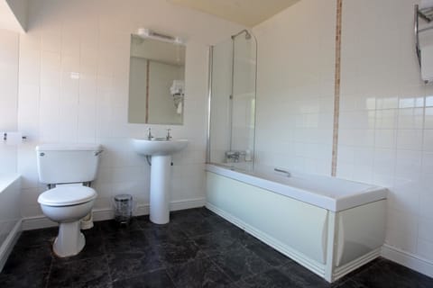 Combined shower/tub, free toiletries, towels