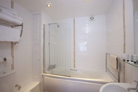 Combined shower/tub, free toiletries, towels