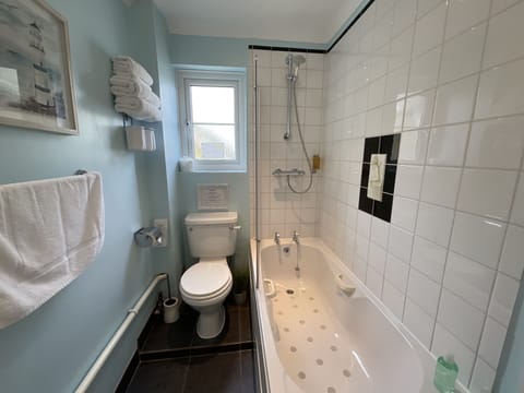 R5 Double En-suite Room | Bathroom amenities | Shower, free toiletries, hair dryer, towels