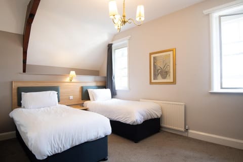 Twin Room | Desk, iron/ironing board, free cribs/infant beds, free WiFi