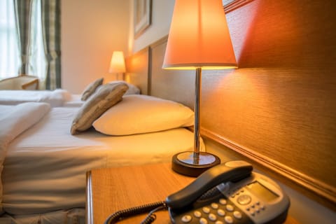 Executive Twin Room | Premium bedding, desk, laptop workspace, blackout drapes