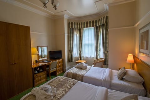 Executive Twin Room | Premium bedding, desk, laptop workspace, blackout drapes