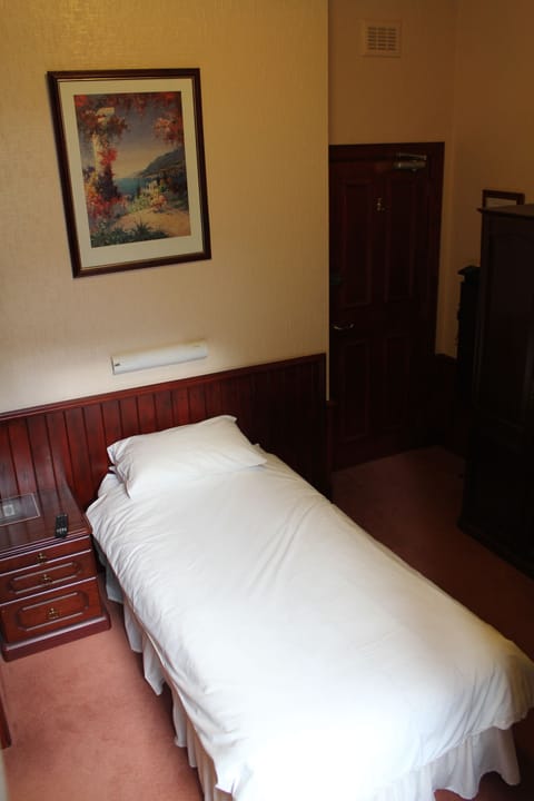 Single Room, 1 Twin Bed, Ensuite | Desk, soundproofing, iron/ironing board, free WiFi