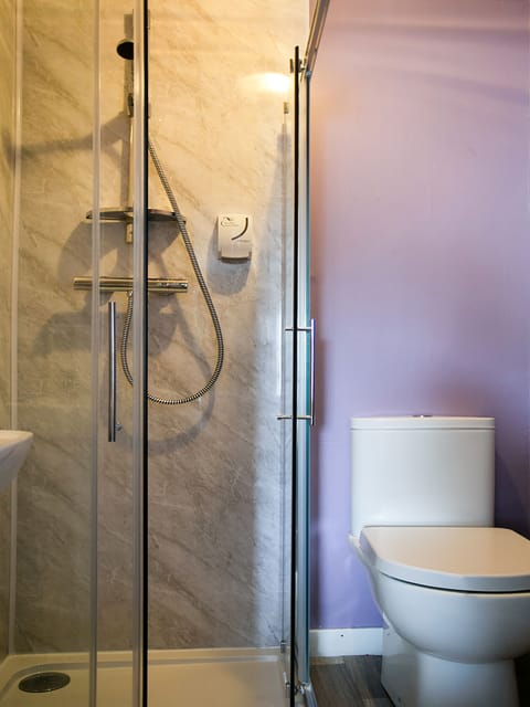 Standard Twin Room | Bathroom | Free toiletries, towels, toilet paper