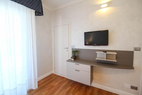 In-room safe, desk, free WiFi