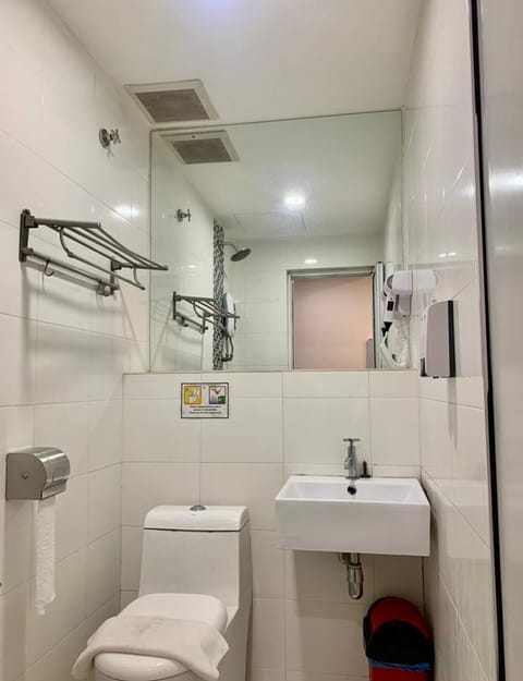 Double Room | Bathroom | Shower, free toiletries, hair dryer, bidet