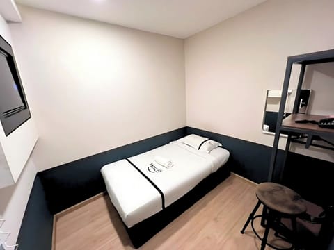 Single Room | In-room safe, desk, iron/ironing board, free WiFi