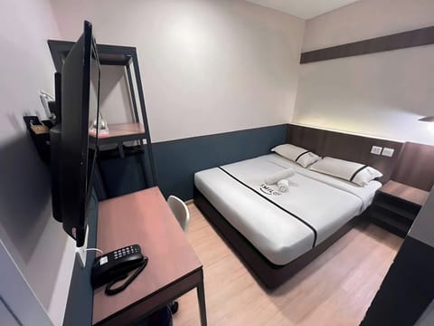 Deluxe Room | In-room safe, desk, iron/ironing board, free WiFi