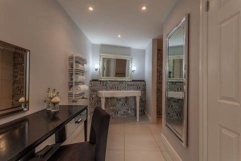 Superior King Room | Bathroom | Shower, free toiletries, hair dryer, bathrobes