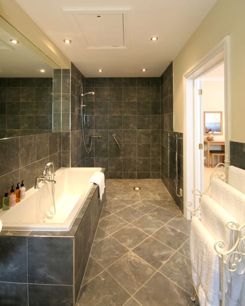 Premium bedding, in-room safe, iron/ironing board, free WiFi