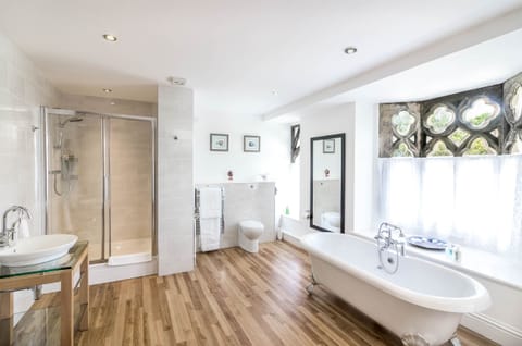 Deluxe Suite (Superking) | Bathroom | Shower, free toiletries, slippers, towels